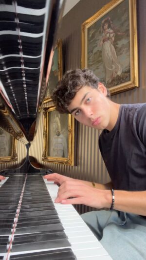 Alec Golinger Instagram - Close your eyes 👀 🎹
*
*
*
#piano #music #relax #relaxing #reels #instareels #escape #sounds #beautiful #tune #vibes #musician