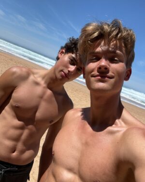 Alec Golinger Instagram - Moments 🦋
*
*
*
#friends #fun #outdoors #nature #travel #roadtrip #instagram #paradise #getaway #clothes #beach #caviar #summer