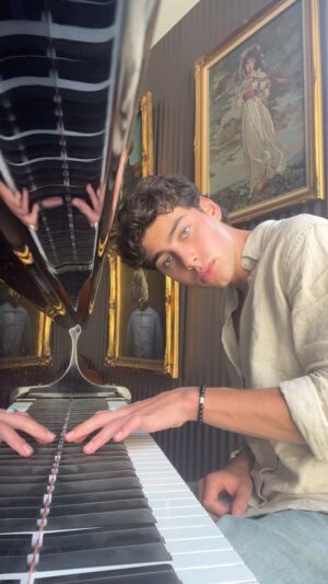 Alec Golinger Instagram - Escape 🎹 
*
*
*
#piano #music #relaxing #escape #vibes #chill #reels #instareels #musician #song #sounds #blue #fun