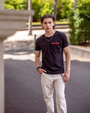 Alec Golinger Instagram - Gotta have a red zip in ur life 😂😂😂
Photographer @onfleekimages 
.
.
.
#tshirt #zip #model #modeling #modellife #melbourne #malemodel #teenmodel #beauty #photooftheday #photography #photoshoot