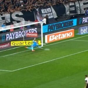Alecsandro Instagram - PRA INCENDIAR A NEO QUÍMICA ARENA! 🔥🧤

Matheus Donelli, com o pé, defendeu o pênalti que deixaria o Cuiabá com dois gols de diferença no placar. 🧱

Que estrela do garoto!👏🏻

*Contém legendas automáticas 

#Premiere #BrasileiraoNoPremiere #Corinthians #MatheusDonelli