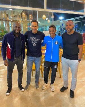 Alecsandro Instagram - 3 jogadores que fizeram história no futebol e o @alecgol9 👊🏽