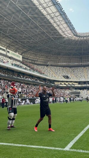 Alecsandro Instagram - Para quem não sabe, a careta do @alecgol9 é uma comemoração em homenagem a seu pai, Lela, que também jogou futebol! 

O Lela comemorava seus gols assim! 🖐🏾😜🤚🏾