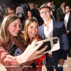 Aleeza Ben Shalom Instagram - 📸 When the photos come in!! 📸

�We’re so proud of this year’s Nitzavim Fellows, and we can’t wait to see what you accomplish on campus 🔥
�
�Special thanks to @aleeza for being one heck of a judge �
�
�For the full album, head to nitzavim.org 🔗

•
•
•
#showcase #jewish #college #leaders