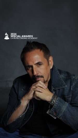 Alejandro Lerner Instagram - ¡Con emoción celebramos a @alelernerok, Premio a la Excelencia Musical 2024! 🎶👏👏 A lo largo de sus más de 40 años de carrera, sus canciones se han transformado en himnos de habla hispana y lo han convertido en uno de los compositores más reconocidos y admirados de Latinoamérica. Embajador del rock, sigue energizando los escenarios alrededor del mundo con su música. 

📸: Gabriel Machado