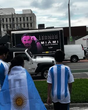 Alejandro Lerner Instagram - !!!!! Muchachooos!!!!!!!
Queria estar cerca de Uds!!!!
Vamooooo Nosotrooooooooss!!!

Gracias Meri Rosenfeld por las fotos!