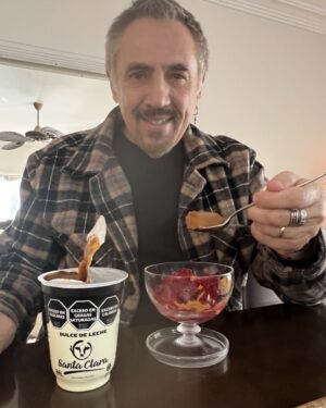 Alejandro Lerner Instagram - En el Dia de la Patria recibi este Regalazo!!!
Dulce de Leche Santa Clara!!!
Graciaaassss!!!