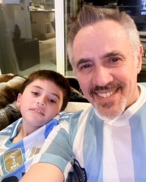 Alejandro Lerner Instagram - Ya listos para ver a la selección! Vamos Argentinaaaaa 🇦🇷 
¿Resultados para hoy? 💪