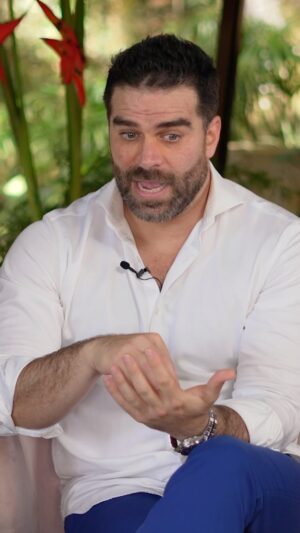 Alejandro Nones Instagram - Esta fue la última entrevista de mi gira de promoción de #PactodeSangre para @vix. Que entrevista tan íntima. Pocas veces me he sentido tan yo, tan libre y tan abierto a hablar de mi vida personal en una entrevista. Mucha gracias de corazón. Eres maravillosa @vivianagibelli y tú equipo también. No se pierdan la entrevista en el canal de YouTube de Viviana 🙏🏻🙏🏻🙏🏻❤️❤️❤️❤️🇻🇪