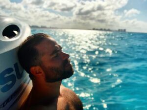 Alejandro Nones Instagram - En el mar la vida es… 🌊🏝️☀️😎