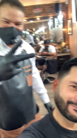 Alejandro Otero Instagram - Momento de consentirse! Latonería y pintura en @thebarbasbarbershop #haircut #beard #publicidad
