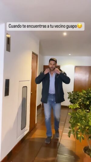 Alejandro Otero Instagram - Mi amorch confirmen😂Menciona a la amiga que deseas que tenga un vecino así🤭Sígueme para más consejos JAJA Con el divo @juradodiego