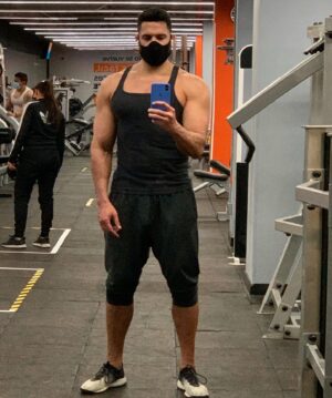 Alejandro Otero Instagram - Entrenar o no entrenar…esa es la cuestión! Jajajaja yo prefiero entrenar!!! @clubbodytech #mereceslomejor