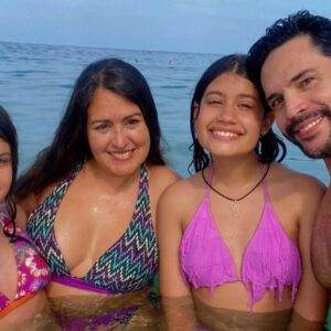 Alejandro Otero Instagram - Y finalmente entre tantas diligencias, tanto que arreglar, tanto que poner al día, renovar cédula, pasaporte, remodelar, correr de aquí para allá, la recompensa!!! Una escapada en familia! Un rato en el mar después de más de 3 años y medio sin saber que era estar en el Caribe, sabía que este viaje no sería de vacaciones como tal, pero un día así y es suficiente para recargarse y seguir adelante! Y es que mi familia es mi motor y este par de chiquitas ya no tan chiquitas, mis princesitas, son un amor!!! @anak_2009_ y @whoosvaleri_ ❤️❤️
