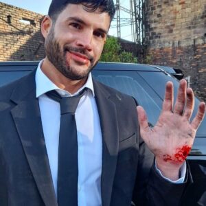Alejandro Otero Instagram - Gajes del oficio! Si quieren saber qué pasó no se pueden perder “Pálpito”, la nueva producción realizada por @cmoproduccionessas escrita por @leonardopadron y dirigida por @vega.camilo que hoy se estrena en @netflixlat en 90 países y doblada en 5 idiomas, les prometo que esta historia les acelerará el corazón! #palpito #seriesnetflix #cmo #actor #actorlife