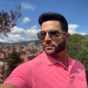Alejandro Otero Instagram - Aquí casual! Y su sábado que tal? @kyperscolombia #saturdaymood