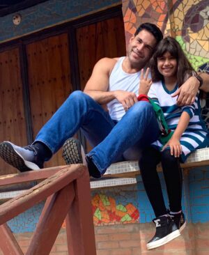 Alejandro Otero Instagram - Feliz cumpleaños mi princesita linda!!! 13 añitos ya, 2 sin verte en persona pero ojalá pronto, para no extrañar tanto tus abrazos y tus besos y tu cariño gigante!!! Que Dios te bendiga mi corazón y que te llene de todo lo bonito que te mereces! Te quieroooooo mi 👸🏻😘😘😘🎉🎉🎉🎂❤️🧡💛💚💙💜💗