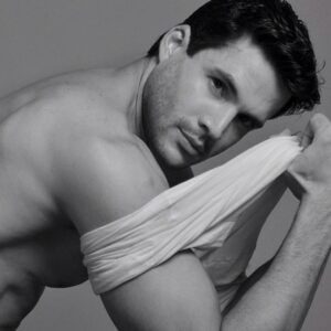 Alejandro Otero Instagram - Hace unas cuantas arrugas y canas atrás 🤪🤣🤣🤣 #TBT #photoshoot #bnw_captures #byn