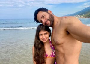 Alejandro Otero Instagram - Y finalmente entre tantas diligencias, tanto que arreglar, tanto que poner al día, renovar cédula, pasaporte, remodelar, correr de aquí para allá, la recompensa!!! Una escapada en familia! Un rato en el mar después de más de 3 años y medio sin saber que era estar en el Caribe, sabía que este viaje no sería de vacaciones como tal, pero un día así y es suficiente para recargarse y seguir adelante! Y es que mi familia es mi motor y este par de chiquitas ya no tan chiquitas, mis princesitas, son un amor!!! @anak_2009_ y @whoosvaleri_ ❤️❤️