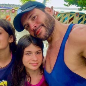 Alejandro Otero Instagram - Y finalmente entre tantas diligencias, tanto que arreglar, tanto que poner al día, renovar cédula, pasaporte, remodelar, correr de aquí para allá, la recompensa!!! Una escapada en familia! Un rato en el mar después de más de 3 años y medio sin saber que era estar en el Caribe, sabía que este viaje no sería de vacaciones como tal, pero un día así y es suficiente para recargarse y seguir adelante! Y es que mi familia es mi motor y este par de chiquitas ya no tan chiquitas, mis princesitas, son un amor!!! @anak_2009_ y @whoosvaleri_ ❤️❤️
