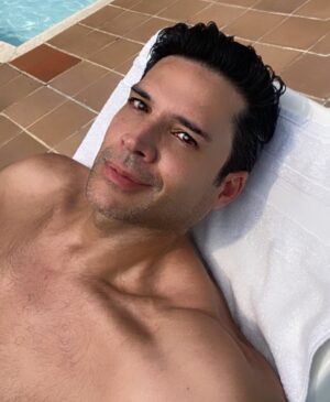 Alejandro Otero Instagram - Al fin un merecido descanso! Lejos del frío y la rutina. #poolday