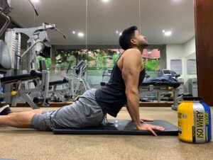 Alejandro Otero Instagram - Después de una buena rutina de ejercicios, un buen estriramiento y una buena proteína, así evitamos el catabolismo muscular! @healthysportscolombia #isowhey100 #realfitness #publicidad