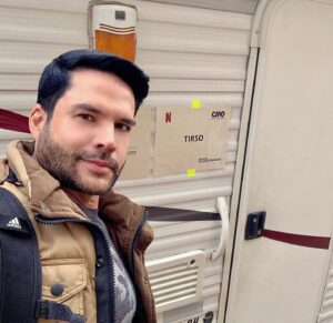 Alejandro Otero Instagram - Feliz de poder contarles ya en que proyecto estoy! Denle zoom al cartel a mi lado 😉, o mejor, se los escribo: Pálpito 2da temporada!!! Les aseguro que está más impactante que la primera y eso ya es decir mucho!!! Esperenla! @cmoproduccionessas @netflixlat @palpitoennetflix @leonardopadron
