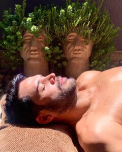 Alejandro Otero Instagram - Ellos a la sombra y yo tratando de broncearme 😏