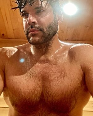 Alejandro Otero Instagram - Aprovechando los beneficios del sauna @clubbodytech #saunatime