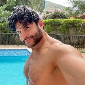 Alejandro Otero Instagram - Este experimento de dejarme crecer el pelo no se como vaya a terminar…pero por lo visto estar despeinado va a ser muy frecuente! 🤷🏻‍♂️🤣🤣🤣 #estoesloquehay
