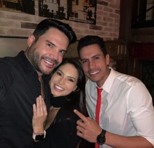 Alejandro Otero Instagram - #aboutlastnight Que alegría es reencontrarte con gente que uno quiere! Amé ver a este par anoche, disfrutar de su stand up comedy “Cómo vivir en pareja y no morir en el intento “, que vaina tan buena y tan divertida sobre todo porque yo que los conozco se que ahí no hay libreto, eso es pura vida misma 🤣🤣🤣, ahora entiendo por qué mi brother @arturodelosrios hace tanto yoga y tanta meditación y por qué mi “muy mejor amiga” (eso solo lo entendemos @julietlima19 y yo, algún día les contaremos jaja) es quien manda en ese hogar 🤷🏻‍♂️! Los quieroooo par de dos!!! Que nos volvamos a ver pronto y que la rompan en esa gira!!! #comovivirenparejaynomorirenelintento