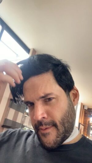 Alejandro Otero Instagram - Al mal tiempo buena cara dicen…parecía un ermitaño ya! Self-love mode on!!! @thebarbasbarbershop