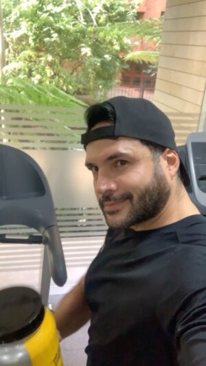 Alejandro Otero Instagram - Un buen ejercicio para bíceps femoral y un buen producto para después de entrenar!!! Ahí les dejo el dato 😉 @healthysportscolombia #isowhey100 #realfitness #publicidad