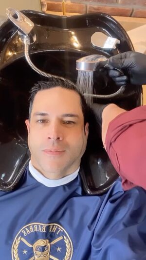 Alejandro Otero Instagram - Aprovechando la mañana libre en @thebarbasbarbershop múralo hasta el final y me dices si te gusta ☺️ #felizmiercoles