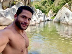 Alejandro Otero Instagram - #TBT aprovechando entre grabaciones las bellezas naturales de Santa Marta. #Colombia
