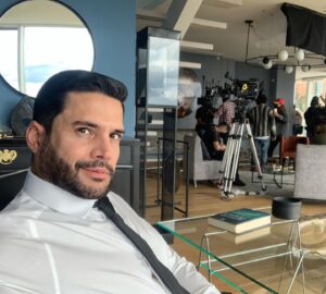 Alejandro Otero Instagram - Un día cualquiera en la oficina de un actor, la ropa impecable gracias a las chicas de vestuario, peinado y arreglado por el equipo de maquillaje, al fondo el más integrantes del equipo trabajando como hormigas, instalando luces, cámaras, rieles, probando iluminación, sonido, revisando decorado, alistando todo para hacer la escena, todo un trabajo de equipo, un gran equipo!!! #Pálpito @cmoproduccionessas @netflixlat @netflix #series #seriesnetflix