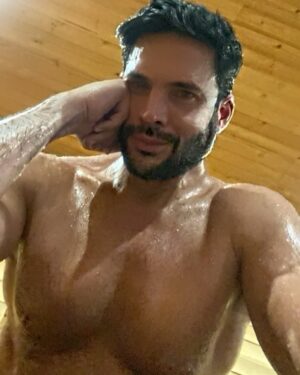 Alejandro Otero Instagram - Buena energía, respirar profundo y relajarse después de entrenar @clubbodytech #sauna #relaxtime