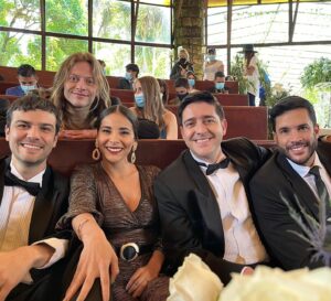Alejandro Otero Instagram - Con algunos amigos de este combo maravilloso que formamos parte de una historia que está poniendo a palpitar los corazones de todos en el mundo entero, que fortuna ser parte de esta historia que hoy se posiciona en el puesto de honor, el número 1 de la plataforma de @netflix a nivel mundial, y es que desde que leímos los libretos de “Pálpito” o “The marked heart” en su traducción en inglés, teníamos el presentimiento, el propio pálpito, de estar en un proyecto adictivo, de esos que te devoras sin parar porque quieres más, saber más, qué viene, qué va a pasar?? Escrita por un venezolano increíblemente talentoso @leonardopadron y recreada por una de las productoras más importantes de Colombia @cmoproduccionessas Que dicha es formar parte de esta historia!!! Si no la has visto aún, que esperan?!!! Les prometo que les va a encantar!!! @netflixlat #seriesnetflix