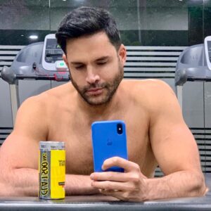 Alejandro Otero Instagram - Sabes que es el CLA? El ácido linoleico o conjugado o CLA es un suplemento de favorece la degradación de grasas permitiendo al cuerpo utilizarlas como fuente de energía, ayudándote a reducir esas zonas donde suele acumularse 😉 @healthysportscolombia #realfitness #publicidad