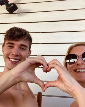 Alejandro Reina Instagram - Ella es mi mujer maravilla, mi inspiración, mi amiga, mi madre y el amor de mi vida. Amor infinito a las mujeres como tú que lo dan todo por la gente a la que ama. Sigo siendo tu bebé💜