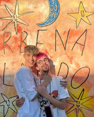 Alejandro Reina Instagram - No sé como lo hago pero siempre acabo rodeado de personas maravillosas🥹 Feliz día del orgullo amores, si no hubiese tenido siempre gente tan bonita a mi lado no sería quien soy y nunca me habría encontrado a mí mismo 🏳️‍🌈🫶🏼 #pride
