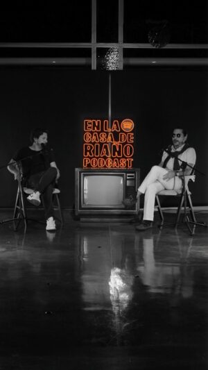 Alejandro Riaño Instagram - Me senté con el mantecazo de @alejandroria, que obvio se moría mal por tenerme #EnLaCasaDeRiañoPodcast para hablar de mi próximo proyecto con mucho level, mk. 

Nos vemos en el #TeatroJuanPabloGonzálezPombo (@teatrojuanpisgonzalez), chandas. Agéndense desde ya: 15 de marzo en @santafebogotacc.

GO,GO,GO!