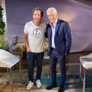 Alejandro Riaño Instagram - Siempre he seguido el trabajo @jorgeramosnews  y ha sido de gran inspiración para mi proyecto de Juanpis, admiración total por el trabajo que realiza Jorge desde hace años. En esta gira de medios por Miami para mi show de este 19 de agosto, realmente estaba pendiente de este momento, estaba bastante nervioso, preguntaba todo acerca de ese momento que iba a vivir. El fue completamente generoso, y me sorprendió que supiera tanto del trabajo que he venido haciendo con Juanpis desde hace más de 6 años. Desde que nos contactaron para hacer la entrevista, simplemente no lo podía creer. Es muy necesario y sobretodo por estos días, poder hablar con absoluta libertad y franqueza para denunciar a quienes tanto daño nos han hecho desde siempre. Nuevamente, gracias Jorge.

Debo aceptar que estaba cagado del susto. Jajajjajajja
