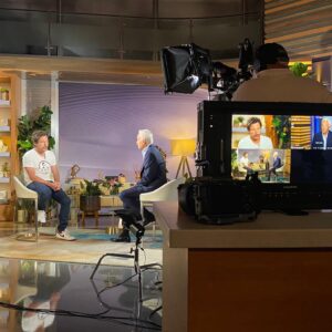 Alejandro Riaño Instagram - Siempre he seguido el trabajo @jorgeramosnews  y ha sido de gran inspiración para mi proyecto de Juanpis, admiración total por el trabajo que realiza Jorge desde hace años. En esta gira de medios por Miami para mi show de este 19 de agosto, realmente estaba pendiente de este momento, estaba bastante nervioso, preguntaba todo acerca de ese momento que iba a vivir. El fue completamente generoso, y me sorprendió que supiera tanto del trabajo que he venido haciendo con Juanpis desde hace más de 6 años. Desde que nos contactaron para hacer la entrevista, simplemente no lo podía creer. Es muy necesario y sobretodo por estos días, poder hablar con absoluta libertad y franqueza para denunciar a quienes tanto daño nos han hecho desde siempre. Nuevamente, gracias Jorge.

Debo aceptar que estaba cagado del susto. Jajajjajajja