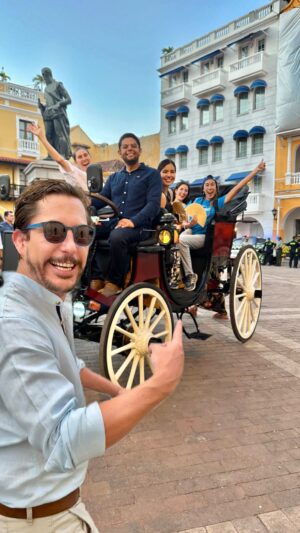 Alejandro Riaño Instagram - Reciclamores cuantos de ustedes dicen no más al uso de carrozas con caballos en Cartagena? ✋🏼🙌🏼👋🏼👆🏼

Pues les tengo una noticia re espectacular porque ya se firmó la transición de caballos cocheros a coches autónomos eléctricos 🤩👏🏼

Imagínense que @alejandroria me invito a mi y al equipo tan bakano de @nataliareyesg @la.econstantino @faberburgos @mafeafuentes y @consofigarces a la entrega de la primera carroza eléctrica en Cartagena 🇨🇴🙌🏼

Estuvo bakanisimo todo! Gracias Alejo de verdad! Un teso empezar con todo esto! Y lo mejor es que se logró! ya no van a haber más caballitos por las calles 💚

Y también gracias @alcaldiacartagena por haber asumido este gran proyecto de ahora en adelante! 🫶🏼

¿Marce y que va a pasar con los caballos? 🐴

Mi amor, actualmente se usan alrededor de 120 caballos para propósitos turísticos en Cartagena 😓 y todos empezarán un proceso de adopción la que tengan una mejor vida 🥰

Me encantaría que esto pasara también con los reciclamores, porque el trabajo con tracción humana por las calles y en condiciones de riesgo a la vida tampoco es digno! 

¿Qué opinan de este gran cambio? Los leo 👀👇🏼