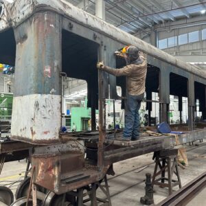 Alejandro Riaño Instagram - ¡Proyectos que me enamoran! No tenemos fecha porque el proceso ha sido bien complejo. La recuperación de estos coches ha sido bien difícil, algo que claramente me encanta. Este sin duda alguna ha sido un proyecto desafiante, pero increíblemente fascinante. Logramos recuperar coches de 1955, 1965, y de 1970. Uno de los coches era el presidencial, en el que viajaron hasta Sta Marta. El solo hecho de saber que este año estaremos rodando con tanta historia con todos los comensales a las afueras de Bogotá,  me llena de MUCHA emoción. 

Muy pronto llega “1921 Express” para rodar por toda la sabana con la mejor comida rodante de Colombia a cargo del chef @chefcozzolino

¡PROYECTO ÚNICO EN EL PAÍS!