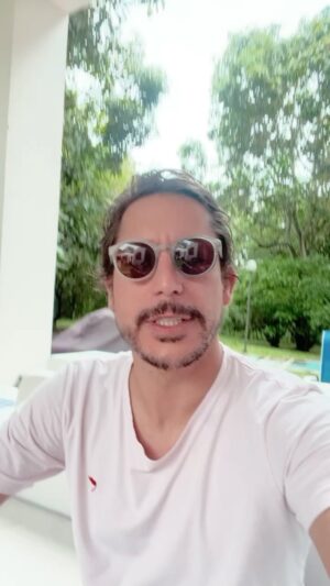Alejandro Riaño Instagram - ¡Párele bolas a la vasectomía! Es un procedimiento sencillo que dura entre 10-15 minutos y qué mejor que hacerlo de la mano de profesionales de la salud con @profamilia.colombia; además, por el mes de noviembre tienen el 10% de descuento en el servicio.
 
No se le olvide que todo ahí abajo seguirá estando firme y que la anticoncepción no es un tema solo de mujeres.