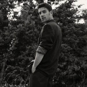 Alejo Sauras Instagram - Otoño, me alegra verte de vuelta. Ya estaba inquieto por tu tardanza...
.
📸 @bernardodoral 
👔 @jlcrazy 

#otoño #autumn #moda #fashion #shooting #actor #alejosauras