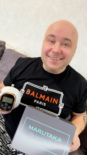 Aleksandr Breslavskiy Instagram - Осенью меня начинают мучать отеки – ну а что, авитаминоз сказывается и перепады температуры и давления. Сами видите, что за окном, вот организм и начинает чудить.
Обычно я справлялся с этим неприятным состоянием при помощи массажа, но тут я нашел кое-что более эффективное, чем руки массажиста – Gua Sha PRO от @marutakaru ! 
Небольшой аппарат – очень мощный, хотя по нему и не скажешь. А он делает столько всего полезного для здоровья: это и баночный массаж, и имитация гуаша, этого азиатского чудо-массажа, и борьба с отеками, и с остеохондрозом в шее – боль уходит на раз-два!
Такой эффект дает сочетание вакуумного воздействия, магнитно-волновой терапии, термовоздействия, миостимуляции и инфракрасной терапии – и, напоминаю, все в одном массажере.