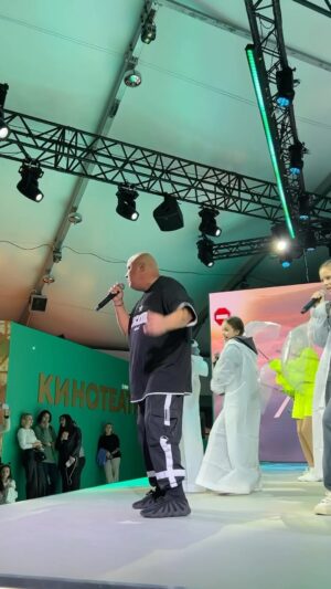 Aleksandr Breslavskiy Instagram - Вчера на выставке «Россия» состоялся концерт лауреатов и участников Семейного образовательного форума Леонида Агутина. Как же круто было окунуться в эту атмосферу веселья и радости, исполнить «Летний дождь» и увидеть так много улыбок гостей выставки. А еще мне выдалась возможность вручить сертификат победительнице интерактивной игры «Открывая Россию», которая заняла 10 место - ею стала Катя Кириллова! Ну а абсолютным чемпионом в количестве заработанных очков стал Жогло Валентин, занявший первое место. Приятно видеть, что современная молодежь принимает такое активное участие и формирует будущее нашей страны!